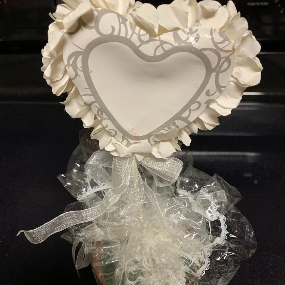 White floral Valentine Heart decor